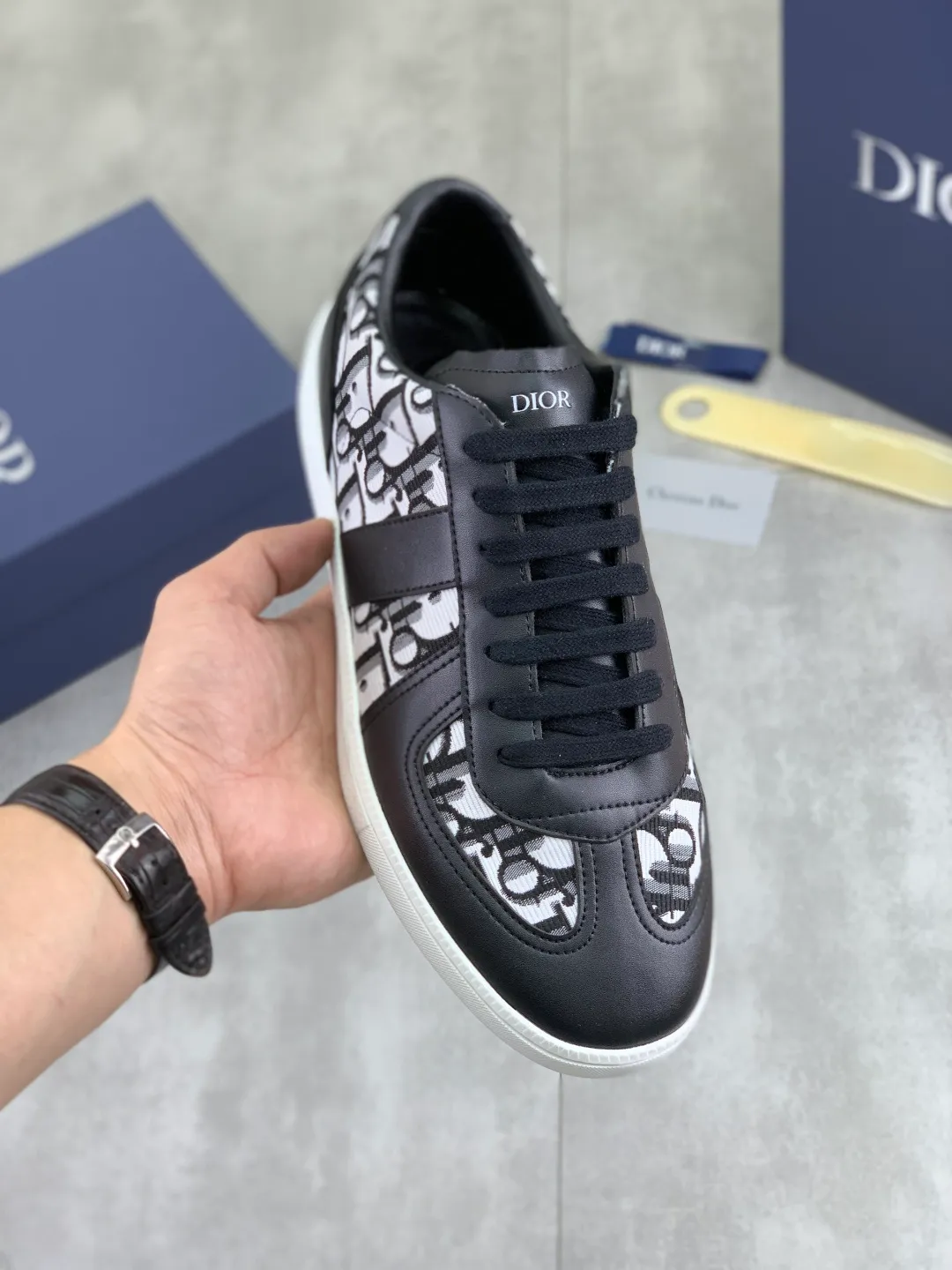 Men's shoes 💰P360 New Dior B01 moral training shoes, white first-layer cowhide, original molded outsole. New to the fall collection, this sneaker marks the return of a Dior classic, reinterpreted in a stylish and elegant silhouette. Crafted from white smooth first-grain cowhide with a tonal silk sheepskin lining, it features the Dior logo on the tongue and inner sides, and a CD icon on the heel. Paired with Tpu anti-slip soles of the same color, it can be matched with various styles to create a sophisticated look.  Code number: 38-44